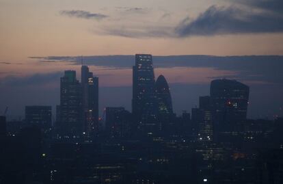Fotografía del amanecer sobre el distrito financiero