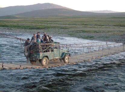 Puente colgante, y acongojante, en el Parque Nacional de Deosai, Pakistán