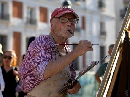 El pintor Antonio López trabaja en la Puerta del Sol a finales de agosto.