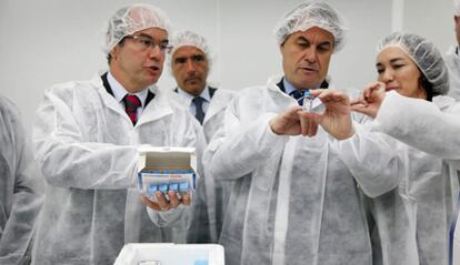 Artur Mas (a la derecha) durante una visita ayer a una empresa farmacéutica.