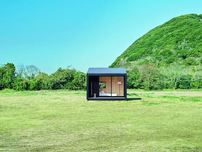 La cabaña Muji Hut está realizada íntegramente en madera local y ha sido construida siguiendo el arte tradicional de la industria naval japonesa.