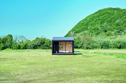 La cabaña Muji Hut está realizada íntegramente en madera local y ha sido construida siguiendo el arte tradicional de la industria naval japonesa.