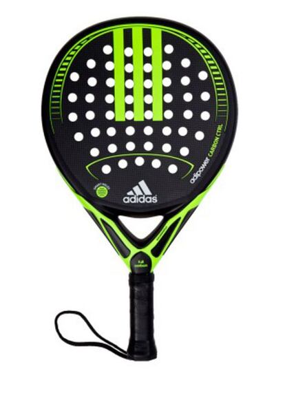 Pala de pádel Adipower Attack de Adidas, fabricada en un 100%en carbono. Precio: 360 euros.