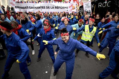 Todas las expectativas se centran en la llamada edad de "equilibrio", a la que se opone categóricamente el sindicato CDFT. Y el apoyo del mayor sindicato francés, radicalmente opuesto a esta medida, es indispensable para salir de cinco semanas de estancamiento. En la imagen, un grupo de mujeres ejecutan una coreografía en contra de Macron, en París.