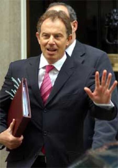 Tony Blair, a su salida de Downing Street, antes de anunciar en el Parlamento la convocatoria de un referéndum sobre la Constitución Europea.