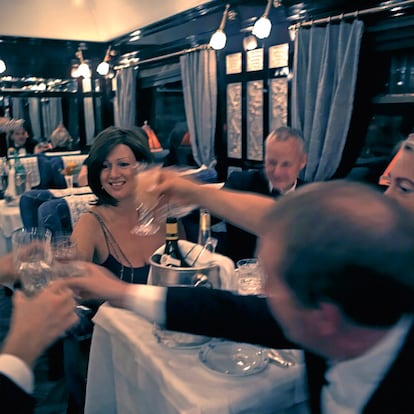 El trayecto, de 31 horas, incluye una cena y un almuerzo en alguno de los tres restaurantes de lujo del convoy. Emma Longton, británica, como la mayoría de los viajeros, brinda con sus amigos en el restaurante Costa Azul, de esmerada decoración 'art déco'.