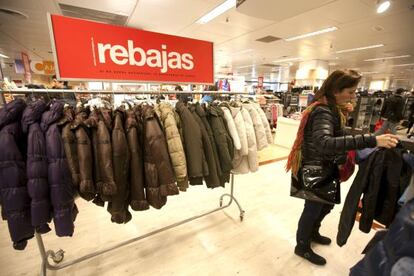 Las grandes cadenas ya han adelantado sus descuentos antes de las rebajas.