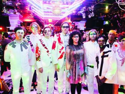 Los miembros de Arcade Fire: en el centro Win Butler y, a su derecha, Régine Chassagne