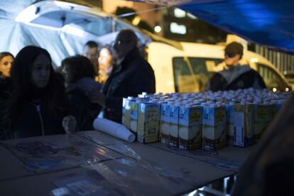 Containers of chicken broth are prepared ahead of the protestors’ night outside Ifema.