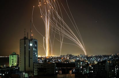 El Gobierno israelí ha declarado el estado de emergencia en la ciudad de Lod, a 15 kilómetros de Tel Aviv, ante los disturbios por las protestas de la minoría árabe contra la intervención militar. En la imagen, lanzamiento cohetes desde la ciudad de Gaza en respuesta a un ataque israelí contra un edificio de 12 plantas de la ciudad.