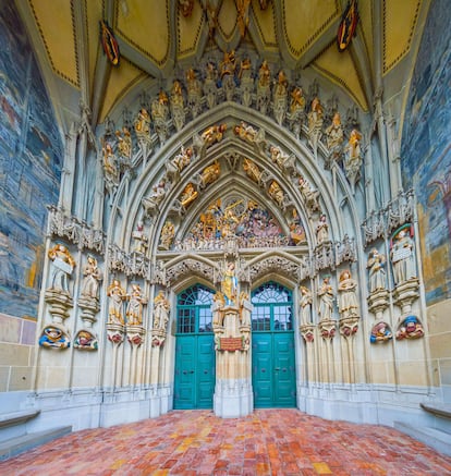 El pórtico principal de la catedral de St. Vinzenz, en la ciudad de Berna (Suiza).