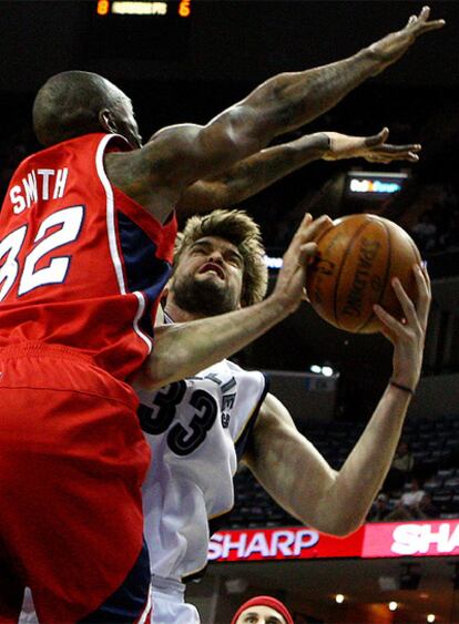 El jugador de los Grizzlies intenta encestar ante la oposición de Joe Smith, de los Hawks