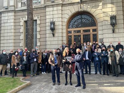 Los abogados entregan la recogida de firmas, ayer, en la sede del Ilustre Colegio de Abogados de Barcelona (ICAB).