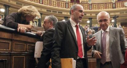 Elena Salgado charla con el el peneuvista José María Azpiazu; a la derecha, Joan Ridao (ERC), Josep Antoni Durán Lleida(CiU).