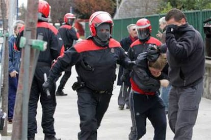 Agentes de la Ertzaintza detienen a uno de los participantes en la protesta de ayer en Vitoria.