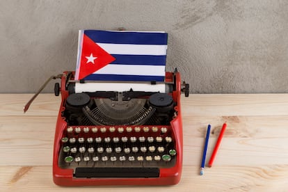 Una máquina de escribir con la bandera de Cuba como hoja.