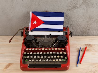 Una máquina de escribir con la bandera de Cuba como hoja.