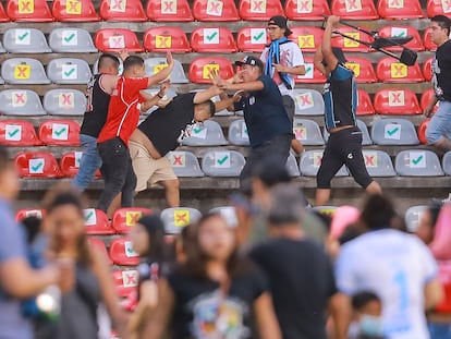 Aficionados de Querétaro se enfrentan con los del Atlas.