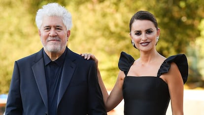 Penélope Cruz, con Pedro Almodóvar, a su llegada al Lido de Venecia el pasado 1 de septiembre. 