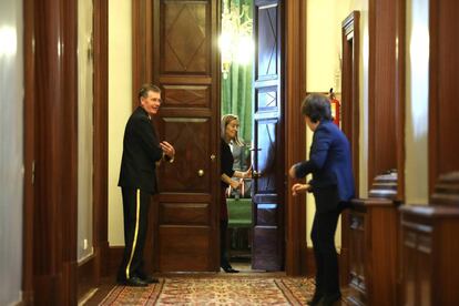 Ana Pastor, en la puerta de la comision de gastos reservados del Congreso, ante Soraya Sáenz de Santamaría, la semana pasada.