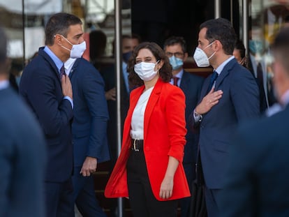 Isabel Díaz Ayuso e Ignacio Aguado se despiden del presidente del Gobierno, Pedro Sánchez, en la Puerta del Sol de Madrid el 21 de septiembre.
