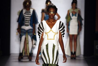 Un modelo presenta una creación de Fashion Lab designers durante la Colombiamoda fashion show en Medellin.