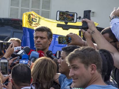 Leopoldo López habla con los medios en la puerta de la residencia del embajador de España en Venezuela.