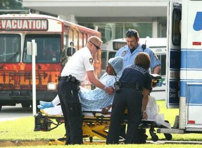 Un enfermo es evacuado de un hospital en Marrero, Estado de Luisiana, ante la aproximación del huracán Gustav.