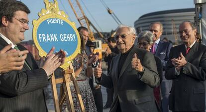 El alcalde de Bilbao, con Frank Gehry, e Ibón Areso.