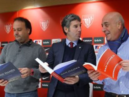 Joseba Moro, Josu Urrutia y Eduardo Rodrigálvarez, ayer en la presentación de los libros.