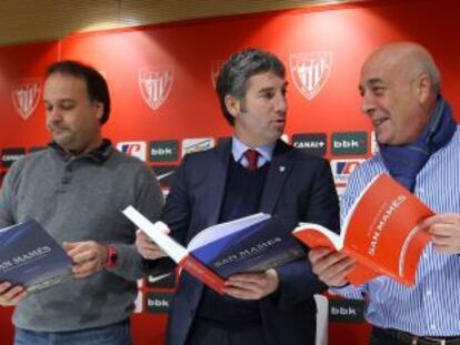 Joseba Moro, Josu Urrutia y Eduardo Rodrigálvarez, ayer en la presentación de los libros.