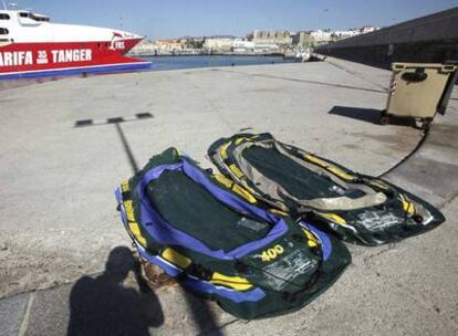 Las dos balsas de juguete interceptadas a cinco millas de Tarifa, ayer en el puerto de la localidad gaditana.