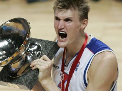 Kirilenko sujeta el trofeo tras ganar el Europeo de 2007.