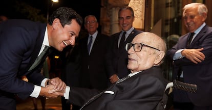 El presidente del Gobierno de Andalucía, Juanma Moreno, saluda al profesor Manuel Clavero Arévalo, antes del homenaje que Clavero recibió en julio de 2019.