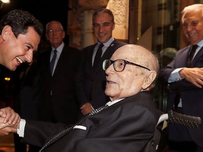 El presidente del Gobierno de Andalucía, Juanma Moreno, saluda al profesor Manuel Clavero Arévalo, antes del homenaje que Clavero recibió en julio de 2019.