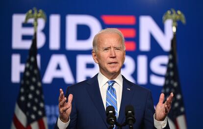 Los puños sencillos de la camisa que Biden luce en esta intervención en el Chase Center de Wilmington, Delaware, son habituales en el veterano político demócrata y ahora presidente.
