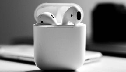 AirPods de Apple en su funda