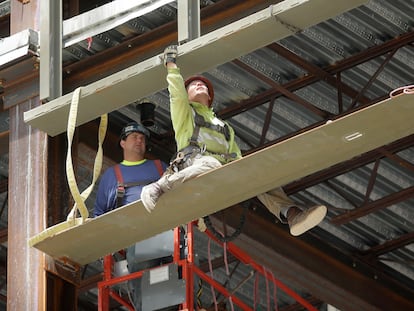 Trabajadores de la construcción en un edificio en Boston (Massachusetts).