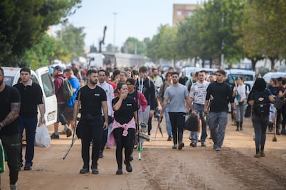 Voluntarios caminan desde Valencia hacia Paiporta para ayudar en las labores de limpieza el 2 de noviembre.