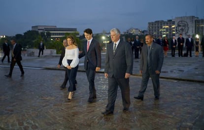 Díaz Canel, em primeiro plano,com o premiê canadense.