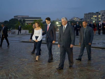 Díaz Canel, em primeiro plano,com o premiê canadense.