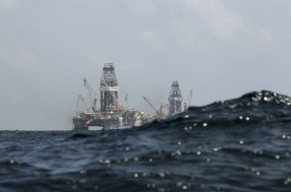 Las olas impiden la visión de dos de los barcos que trabajan en la perforación de un pozo de "alivio" al averiado en el golfo de México