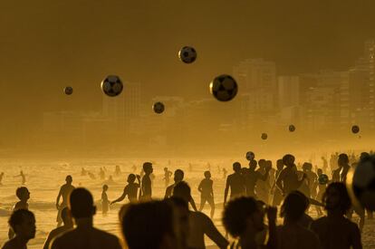 Hasta once balones de fútbol se ven en esta imagen tomada en la playa de Ipanema de Río de Janeiro (Brasil), durante una puesta de sol. Hay muchos bañistas pero son más los que juegan en la playa.