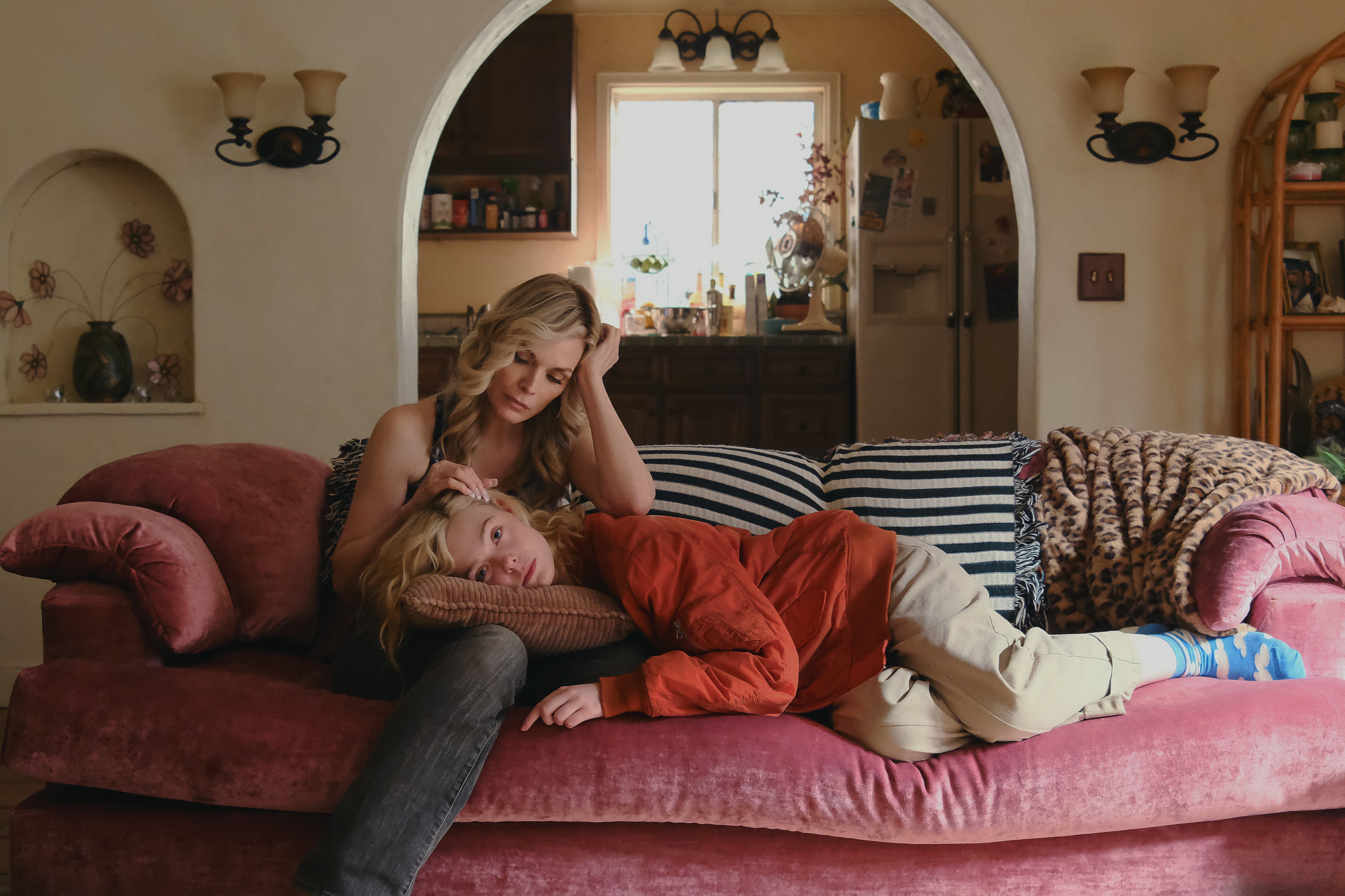 Michelle Pfeiffer y Elle Fanning, en 'Margo tiene problemas de dinero'.