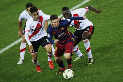 Messi, perseguido por Balanta y Gonzalo Martinez durante la final.