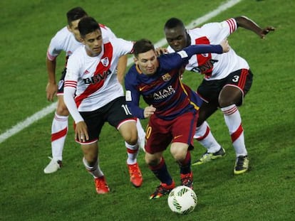 Messi, perseguido por  Balanta y Gonzalo Martinez durante la final.