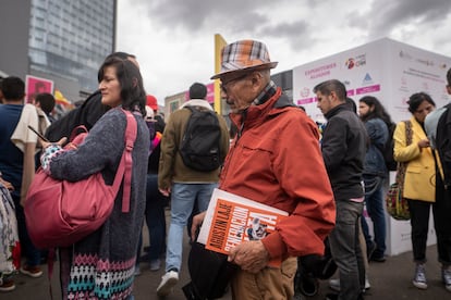 Lectores asisten a la Feria Internacional del Libro de Bogotá, en abril de 2023.
