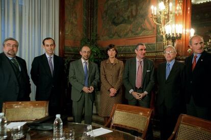 El ministro de Hacienda Cristóbal Montoro y la 'vicelehendakari', Idoia Zenarruzabeitia, en el centro, en 2001, con los tres diputados generales y técnicos de Hacienda