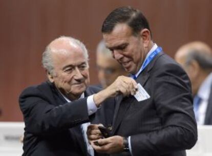 Blatter (esq.) com o presidente da Conmebol, Juan Angel Napout.