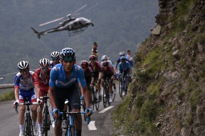 Un helicóptero sigue al pelotón durante la decimocuarta jornada del Tour de Francia.